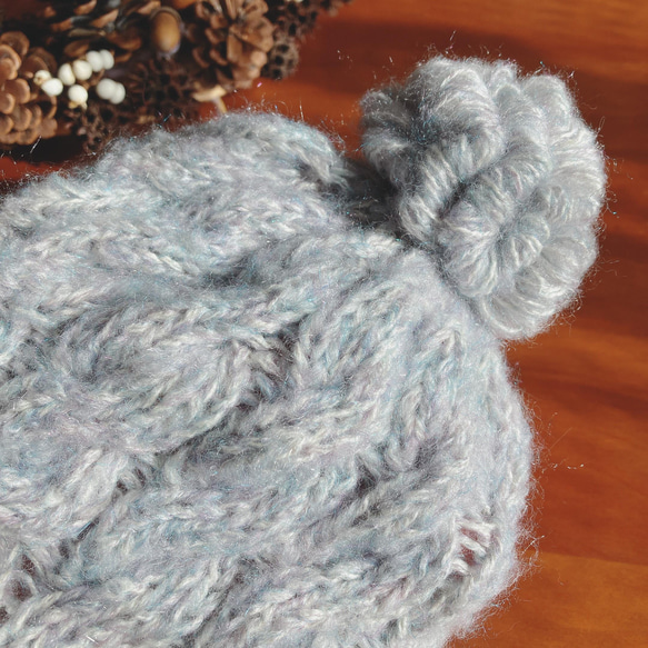 モヘア風毛糸のポンポン付きアランニットキャップ【冬の森】 3枚目の画像