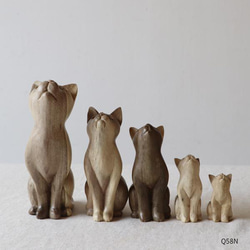 ⁑●２０２２／ＳＡＬＥ●【５匹セット】天然無垢ウッド手彫り木彫りART “上を向く猫家族 ” ネコ置物Q58N 2枚目の画像