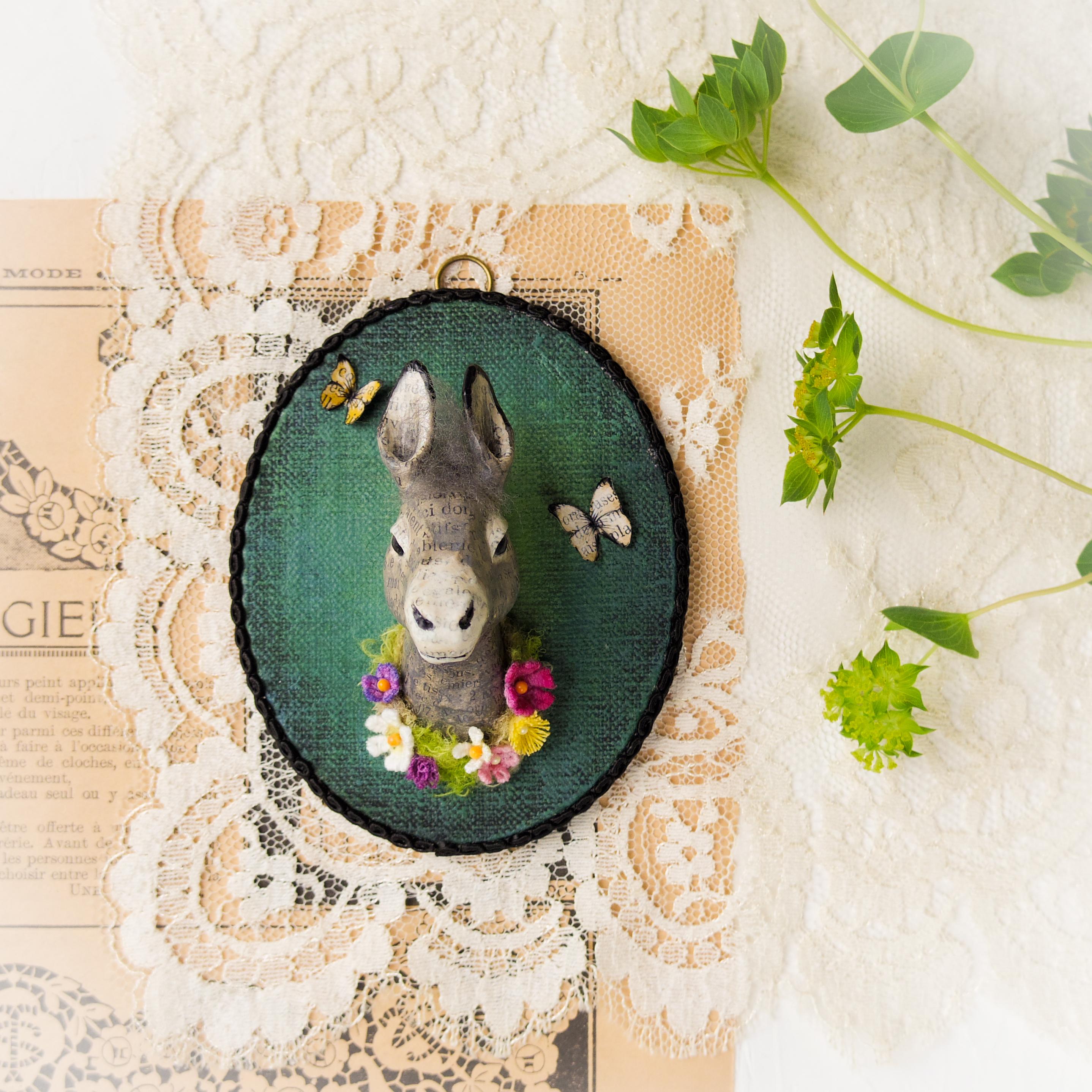 小さなアニマルヘッド「お花の首飾りのロバヘッド」