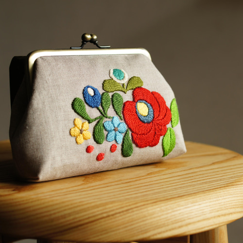 ナチュラルリネン 花刺繍 がま口ポーチ M がま口 Piros virágok 通販