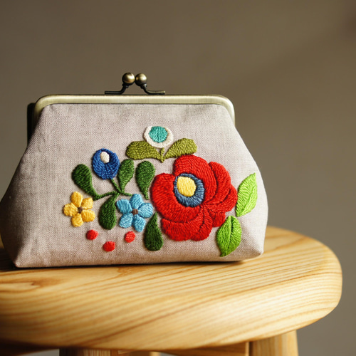 ナチュラルリネン 花刺繍 がま口ポーチ M がま口 Piros virágok 通販