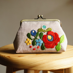 ナチュラルリネン　　花刺繍　がま口ポーチ　M 1枚目の画像