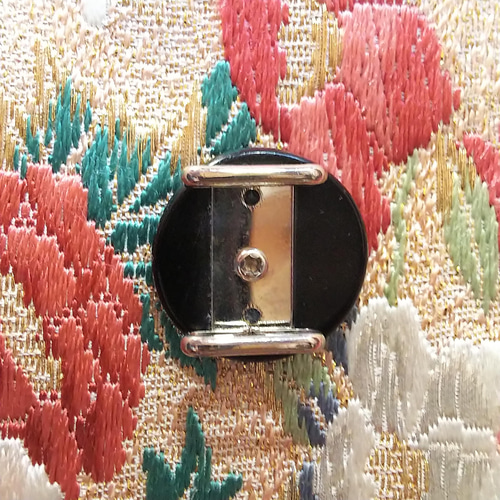 椿螺鈿彫嵌拭き漆帯留 三分紐用 帯留め 十五 通販 13165432｜Creema