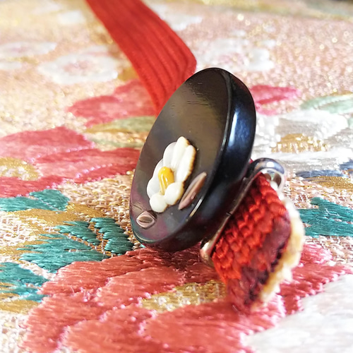 椿螺鈿彫嵌拭き漆帯留 三分紐用 帯留め 十五 通販 13165432｜Creema