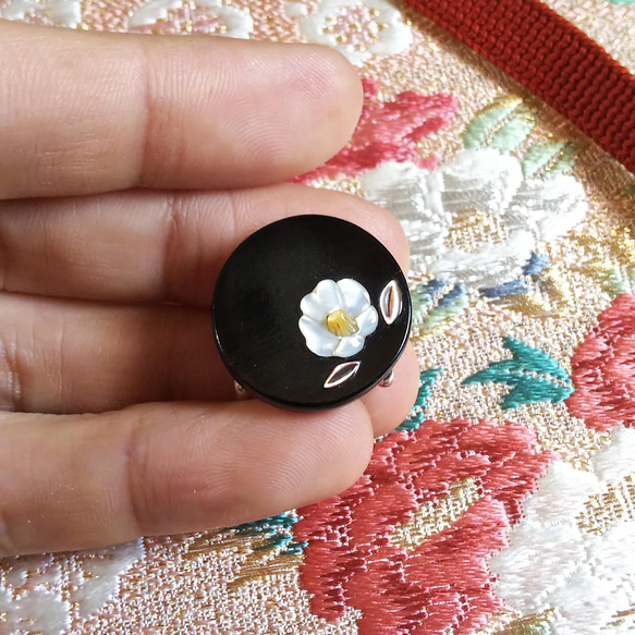 椿螺鈿彫嵌拭き漆帯留 三分紐用 