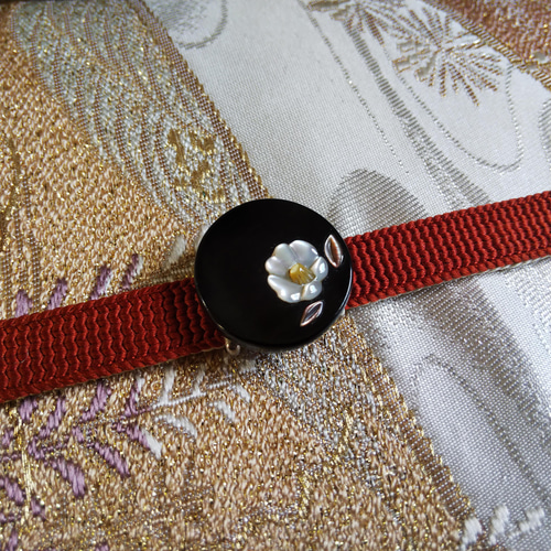 椿螺鈿彫嵌拭き漆帯留 三分紐用 帯留め 十五 通販 13165432｜Creema