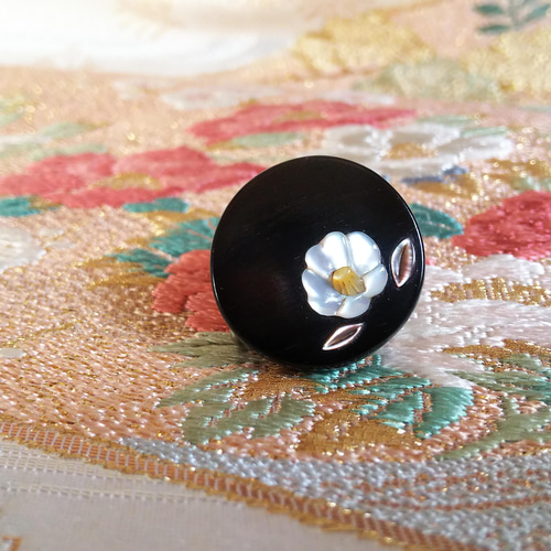 椿螺鈿彫嵌拭き漆帯留 三分紐用 帯留め 十五 通販 13165432｜Creema