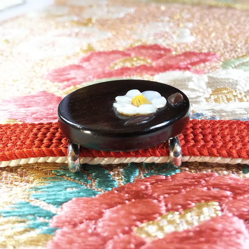 新井謹也 孚鮮 作 帯留め 呉須 椿 新井謹也 孚鮮 作 帯留め 呉須 椿