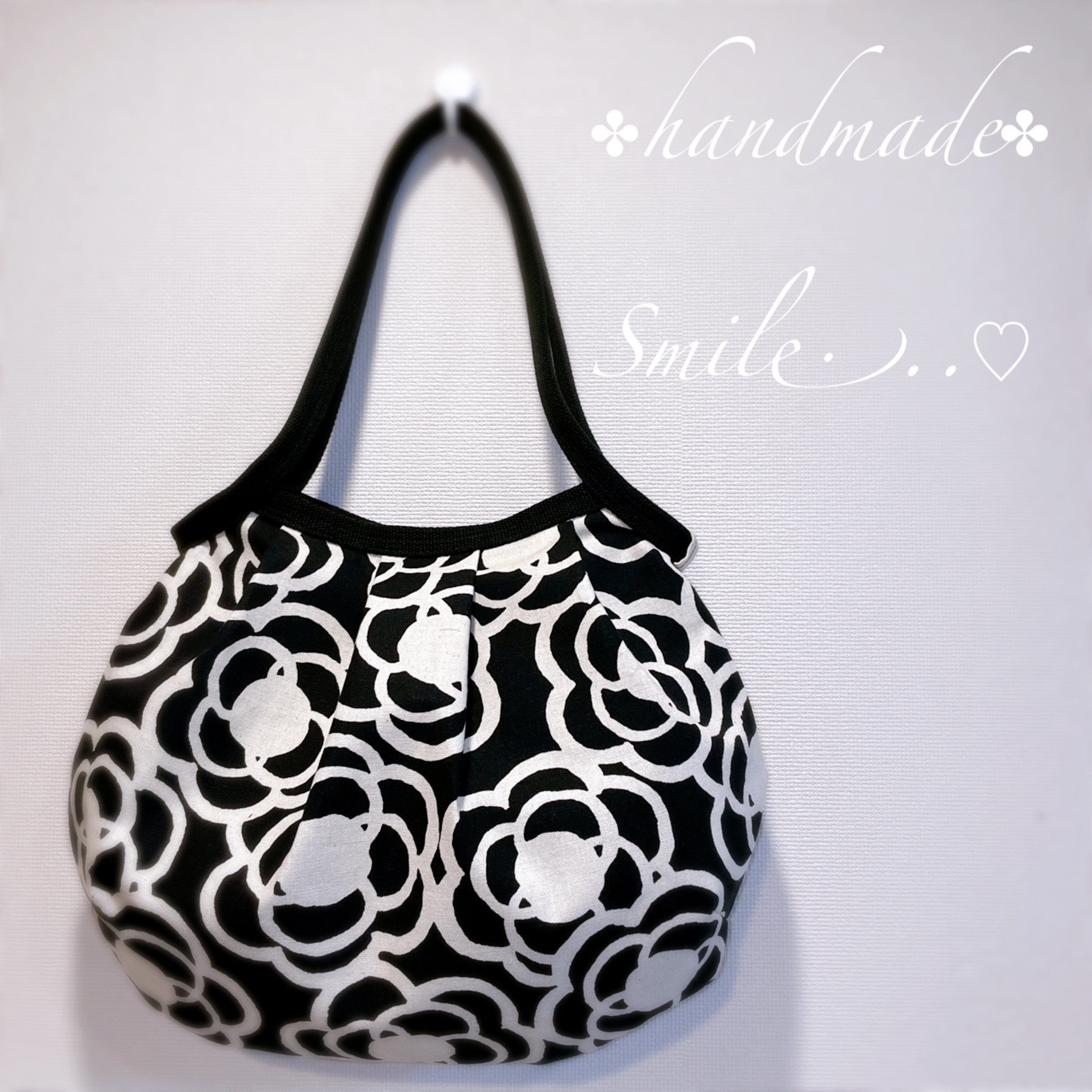 コロンと可愛いショルダーグラニーバッグ　カメリア柄　花柄　ホワイトのお花　黒地