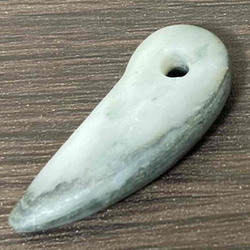 P201-001】翡翠ペンダントトップミャンマー産彫刻ライトグリーン