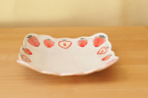 磨碎的草莓有褶邊的方形盤子。 第4張的照片