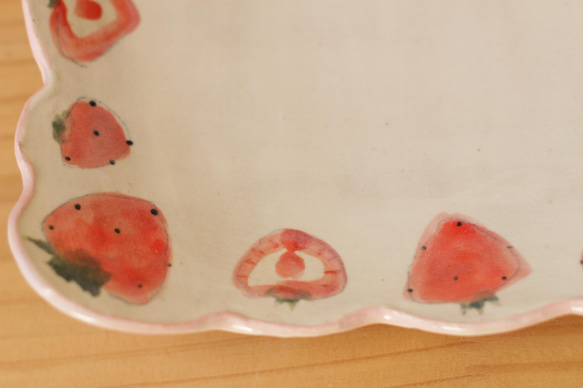 磨碎的草莓有褶邊的方形盤子。 第3張的照片