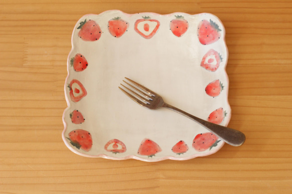 磨碎的草莓有褶邊的方形盤子。 第7張的照片