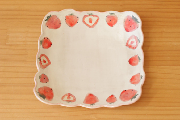 磨碎的草莓有褶邊的方形盤子。 第1張的照片