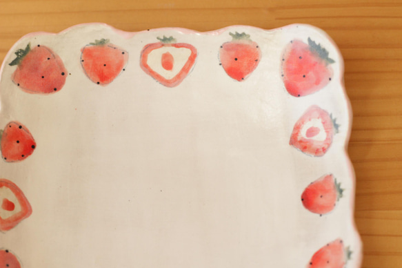 磨碎的草莓有褶邊的方形盤子。 第2張的照片