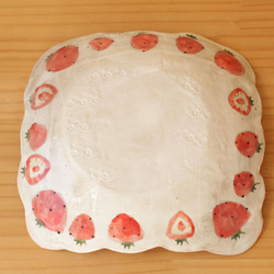 磨碎的草莓有褶邊的方形盤子。 第6張的照片