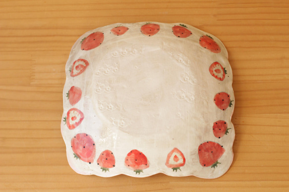 磨碎的草莓有褶邊的方形盤子。 第6張的照片