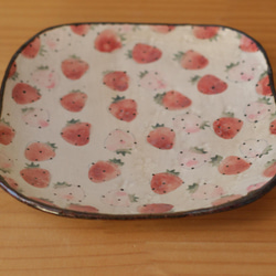 粉狀紅色和粉紅色草莓吐司菜。 (鐵邊) 第2張的照片