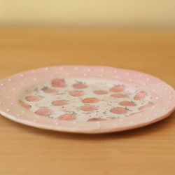 粉紅色圓點邊緣紅色和粉紅色草莓蛋糕盤。 第5張的照片
