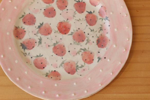 粉紅色圓點邊緣紅色和粉紅色草莓蛋糕盤。 第2張的照片