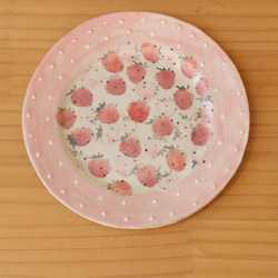 粉紅色圓點邊緣紅色和粉紅色草莓蛋糕盤。 第1張的照片