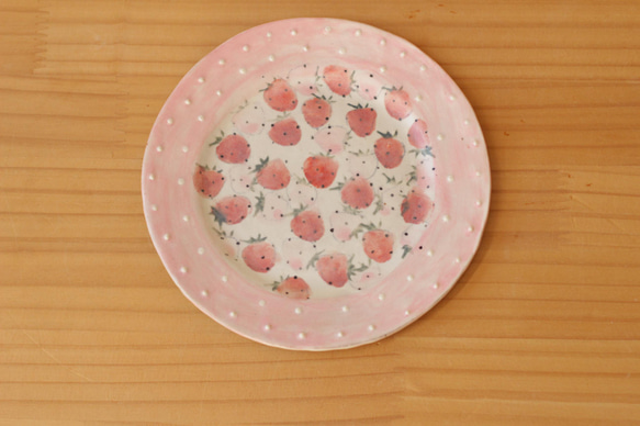 粉紅色圓點邊緣紅色和粉紅色草莓蛋糕盤。 第1張的照片