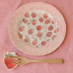 粉紅色圓點邊緣紅色和粉紅色草莓蛋糕盤。 第6張的照片