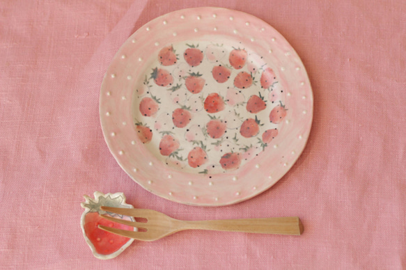 粉紅色圓點邊緣紅色和粉紅色草莓蛋糕盤。 第6張的照片