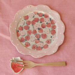 粉紅色圓點褶邊邊緣紅色和粉紅色草莓蛋糕盤。 第5張的照片