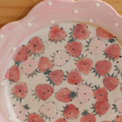 粉紅色圓點褶邊邊緣紅色和粉紅色草莓蛋糕盤。 第2張的照片