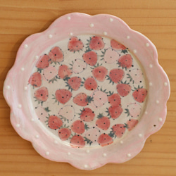 粉紅色圓點褶邊邊緣紅色和粉紅色草莓蛋糕盤。 第1張的照片