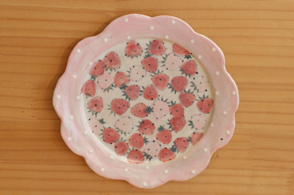 粉紅色圓點褶邊邊緣紅色和粉紅色草莓蛋糕盤。 第1張的照片