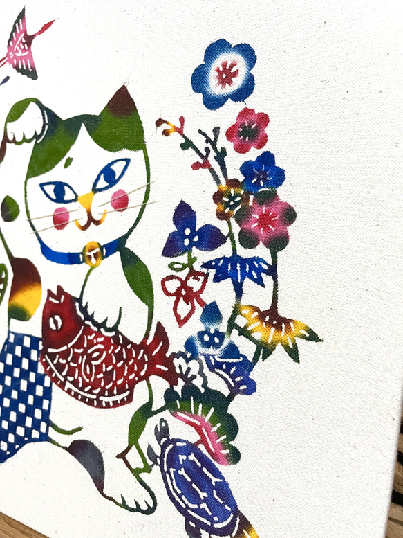 【日本国内送料無料】手染め紅型/招き猫のスクエアファブリックパネル/30cm×30cm/右手緑ハチワレ 4枚目の画像