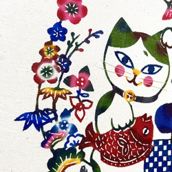 【日本国内送料無料】手染め紅型/招き猫のスクエアファブリックパネル/30cm×30cm/左手緑ハチワレ 4枚目の画像