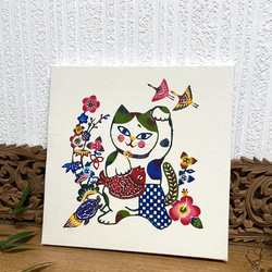 【日本国内送料無料】手染め紅型/招き猫のスクエアファブリックパネル/30cm×30cm/左手緑ハチワレ 1枚目の画像