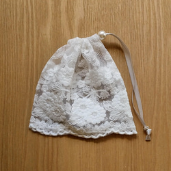 刺繡巾着袋（限定1点）白チュール生地綿レース　 イヤホン　口紅　薬　あめ　ブローチ 　ギフト用袋 1枚目の画像
