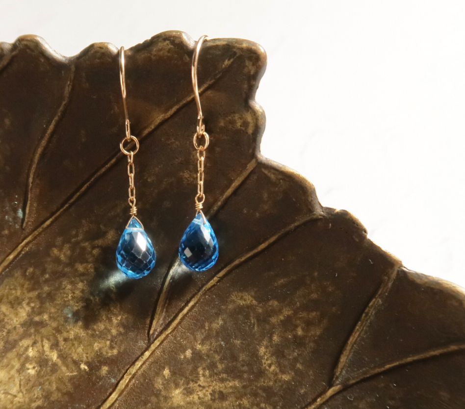 澄みきった大空の鮮烈ブルー… 14kgfスイスブルートパーズピアス 《イヤリング変更可》