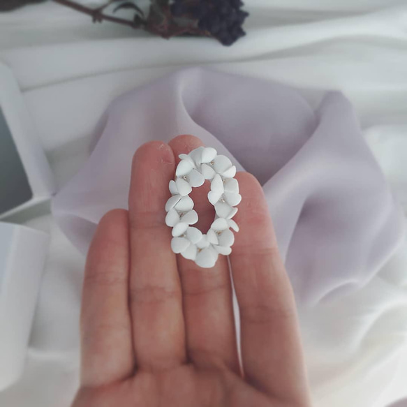 白磁　天草陶花のブローチ　oval 3枚目の画像
