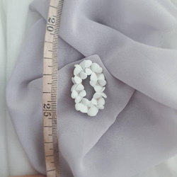 白磁　天草陶花のブローチ　oval 5枚目の画像