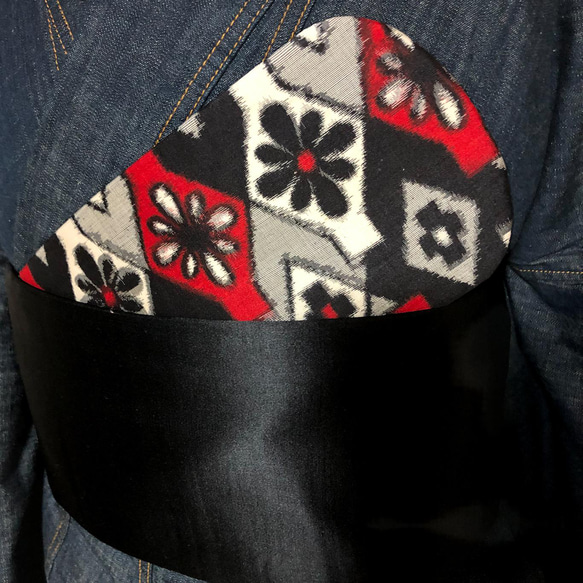 レトロな帯枕・帯板・仮紐・収納バッグセット　銘仙　生成黒赤灰　花ダイヤ十字模様 4枚目の画像
