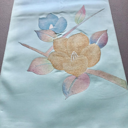 帯のタペストリー　淡いブルーに咲く椿　サスティナブル　SDGs　 着物リメイク　インテリア 5枚目の画像