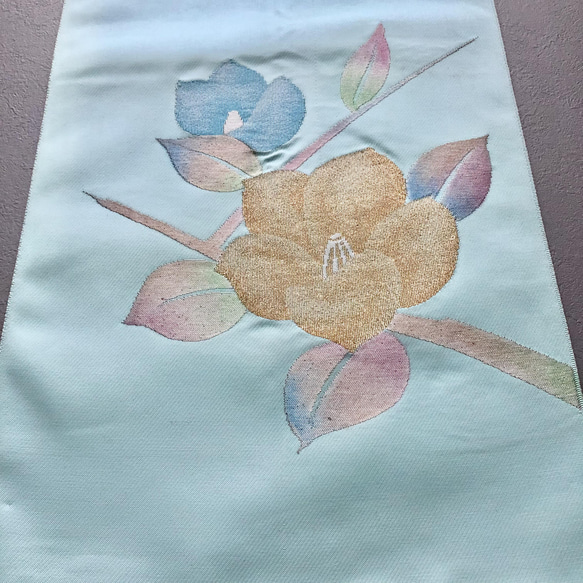 帯のタペストリー　淡いブルーに咲く椿　サスティナブル　SDGs　 着物リメイク　インテリア 5枚目の画像