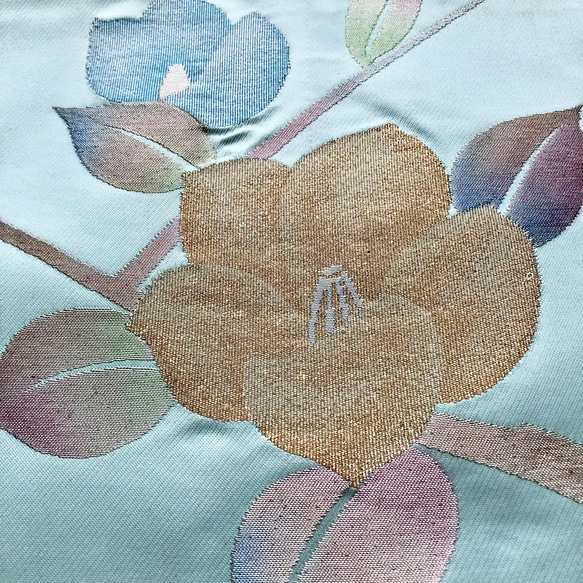 帯のタペストリー　淡いブルーに咲く椿　サスティナブル　SDGs　 着物リメイク　インテリア 6枚目の画像
