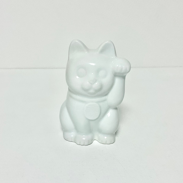 白磁の小さめの招き猫 1枚目の画像