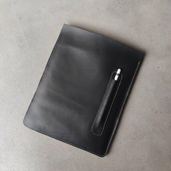 本革iPadスリーブケース　apple pencil用ポケット付き　ヌメ革ブラックレザー　Android対応可能 1枚目の画像