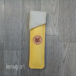 komugi  art オリジナル猫顔　=手縫い=　本革スリムペンケース　たんぽぽ色×アイボリー 1枚目の画像