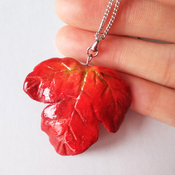 葉っぱのペンダント　紅葉　チェーンネックレス　赤　紅葉　葉っぱ　旅行　プレゼント　贈り物 1枚目の画像