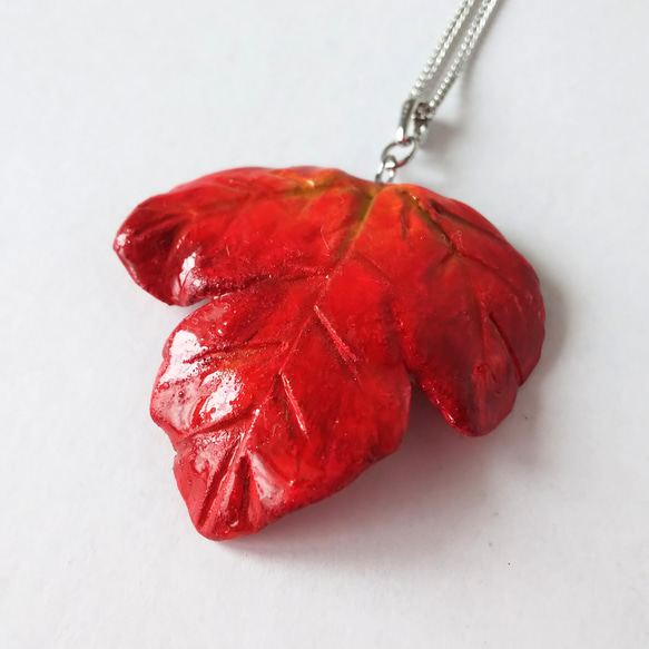 葉っぱのペンダント　紅葉　チェーンネックレス　赤　紅葉　葉っぱ　旅行　プレゼント　贈り物 3枚目の画像
