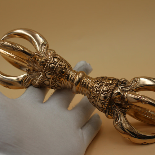 密教法具 人形五鈷杵 金剛杵 法器 寺院用仏具 真鍮製 23cm Amazon｜五鈷杵 九股金刚杵 真鍮製 (長さ23cm)◇密教で使われる