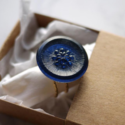 【BOX付き】フラワーガラスボタンのリング大（ブルーグレー／ネイビー） 5枚目の画像